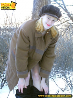 Teen blonde pisses on a winter tree - N