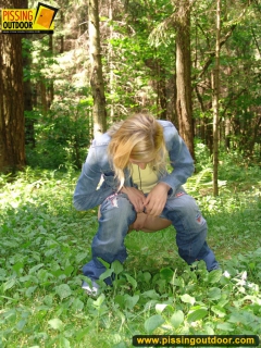 Pissing outdoor in the green forest - N