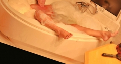 Bath, in bad, gebukt - N