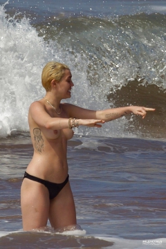 Miley Cyrus in a bikini in Hawaii - N