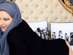 Teaser thick girl with hijab shaking fat ass