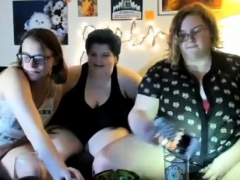 lesbian-threesome-on-webcam