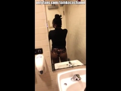 big-booty-black-girl-mirror-selfie