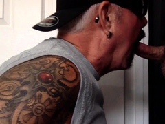 gloryhole-tattooed-gaydaddy-sucks-cock